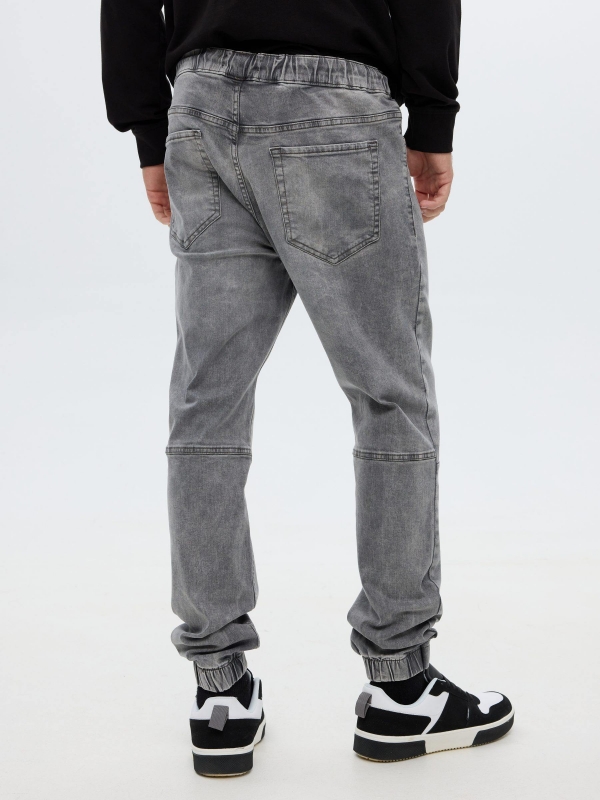 Pantalon jogger gris oscuro vista general frontal