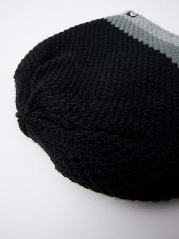 Gorro negro vista media trasera 45º