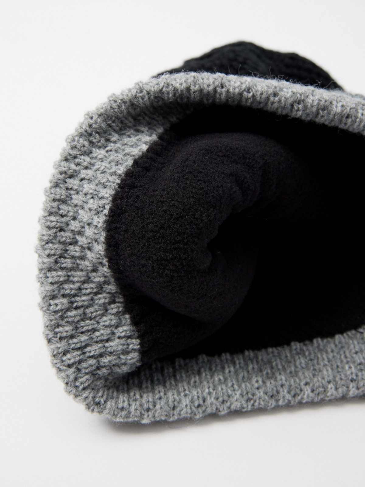 Gorro negro vista detalle