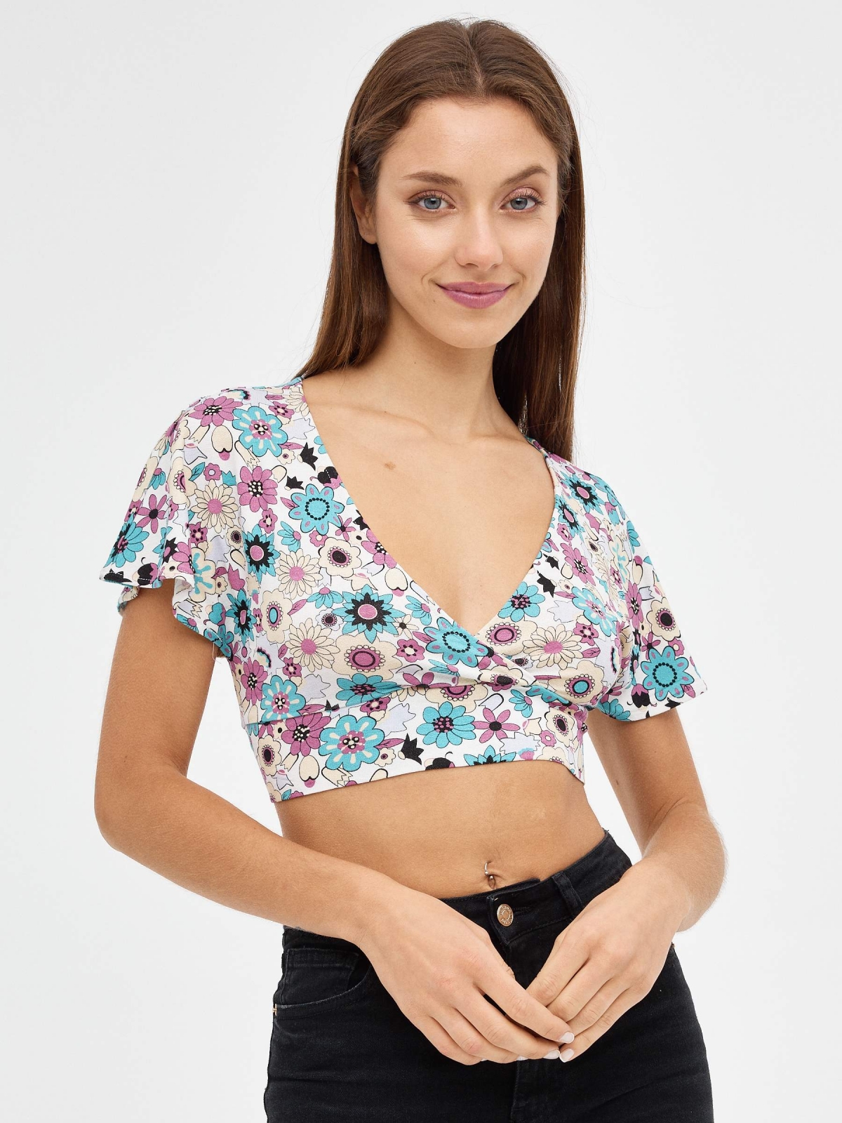 Camiseta crop flores con lazo blanco vista media frontal