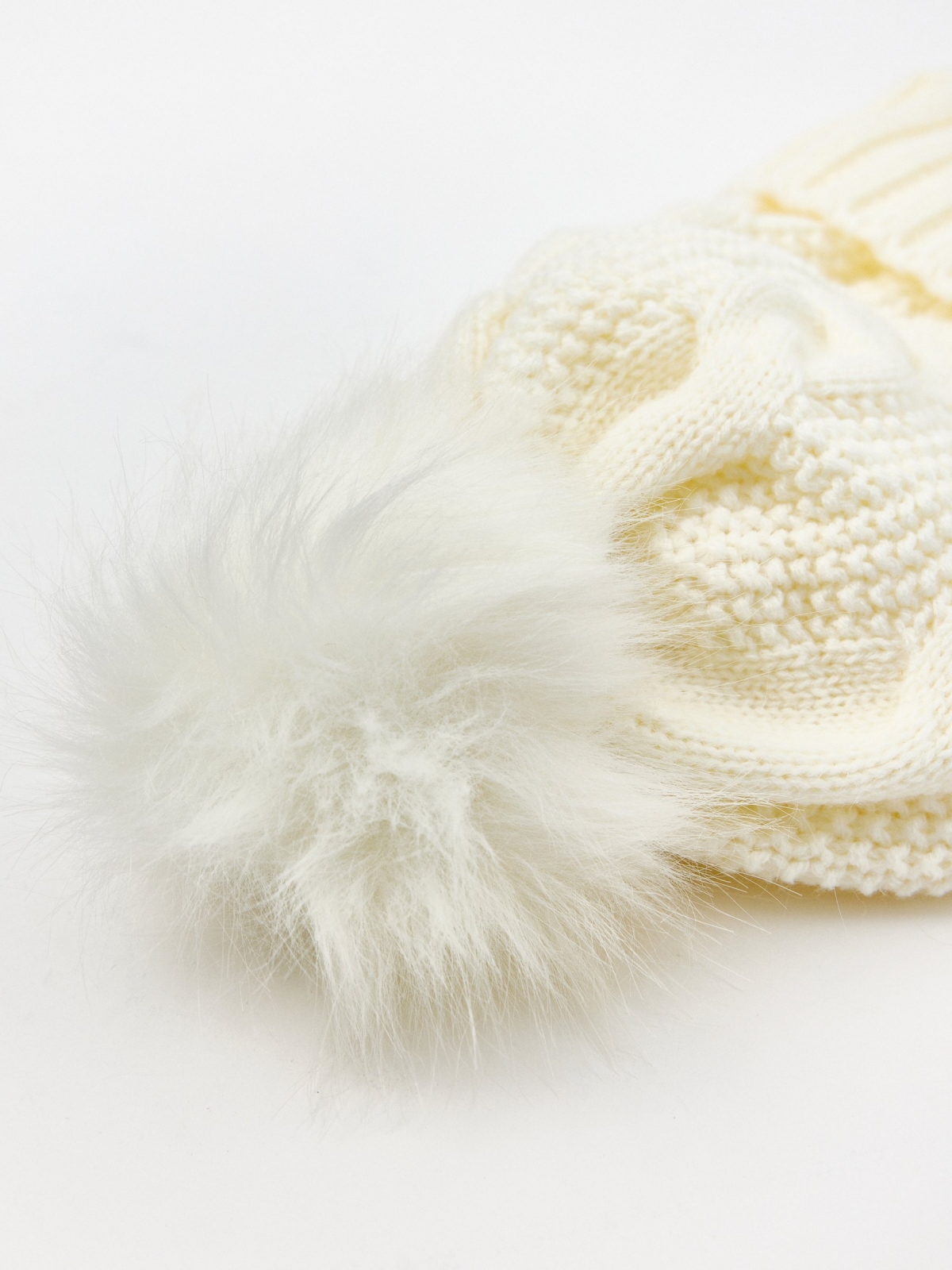 Gorro blanco de punto de arroz beige vista detalle