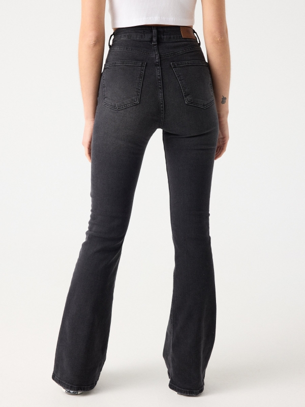 Jeans flare negro tiro alto negro vista media trasera