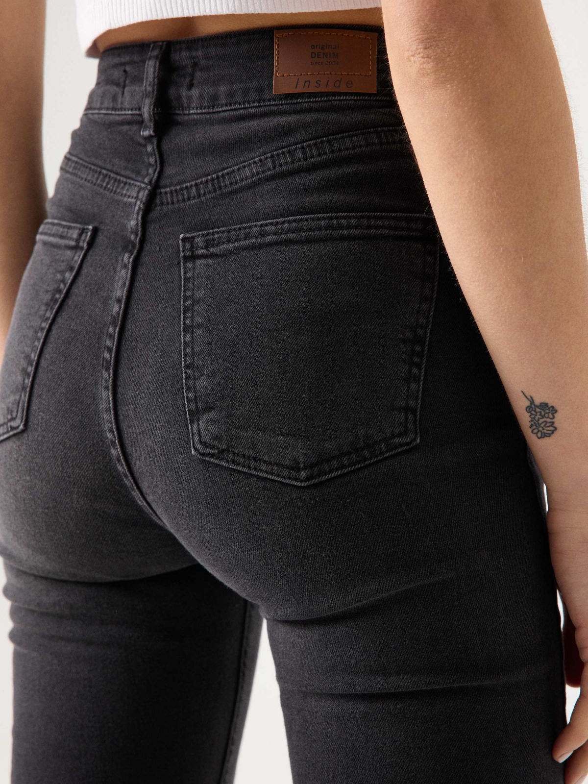 Jeans flare negro tiro alto negro vista detalle