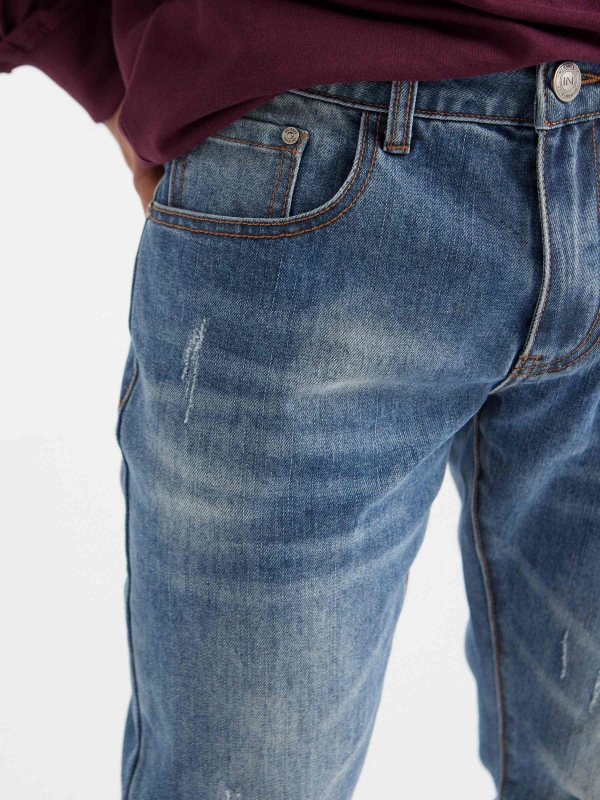 Jeans slim rasgados azul vista detalhe