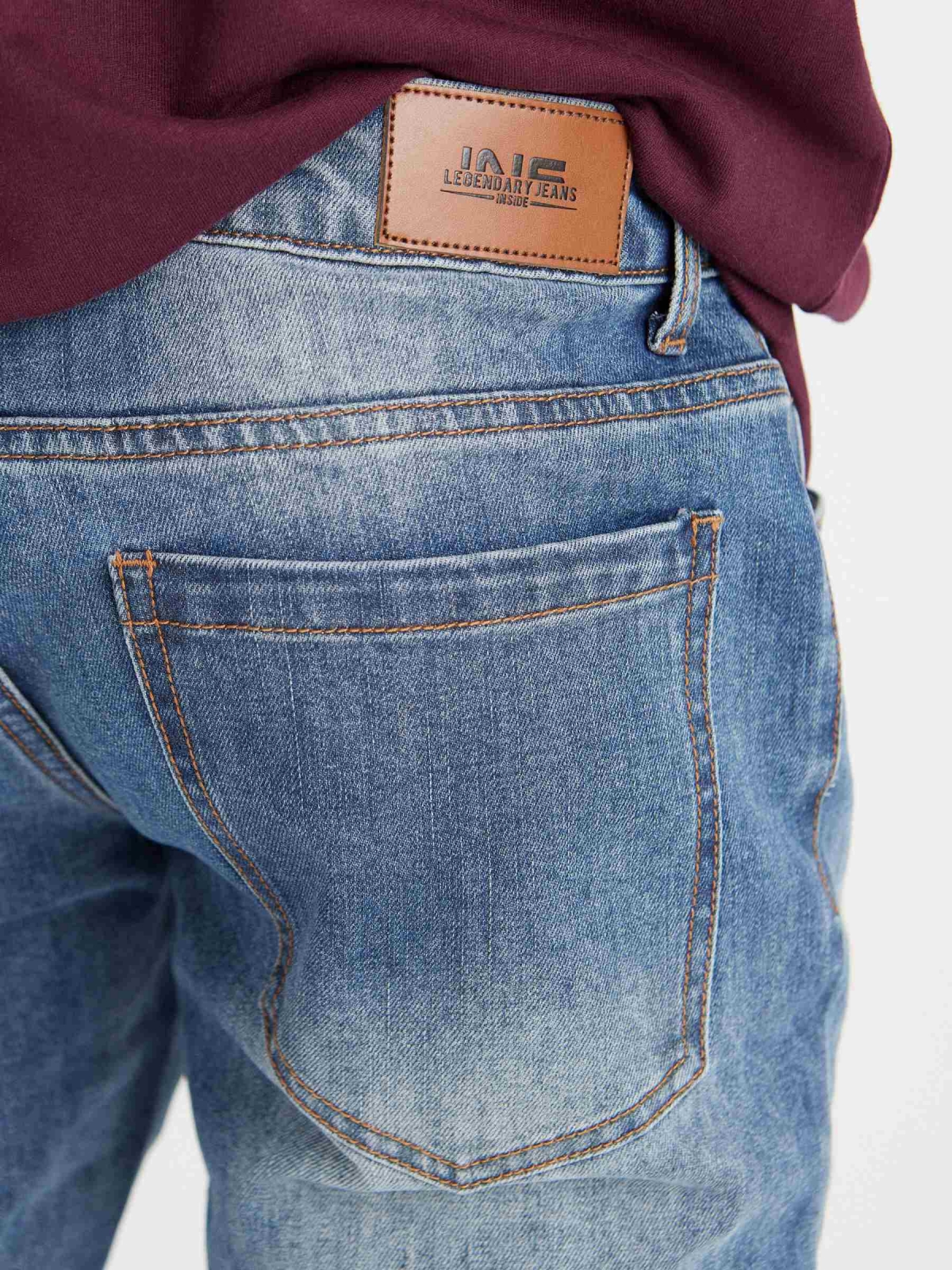 Jeans slim rasgados azul vista detalhe