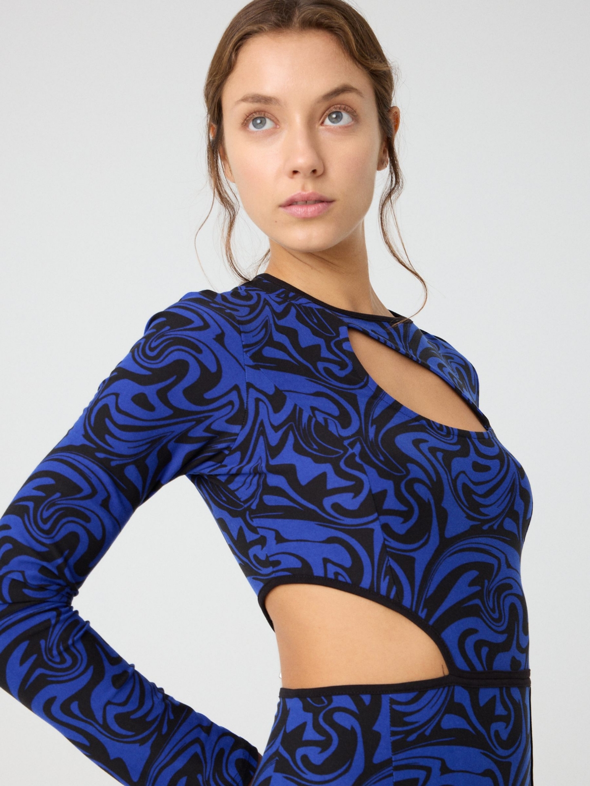 Vestido midi cut out print psicodélico azul oscuro vista detalle