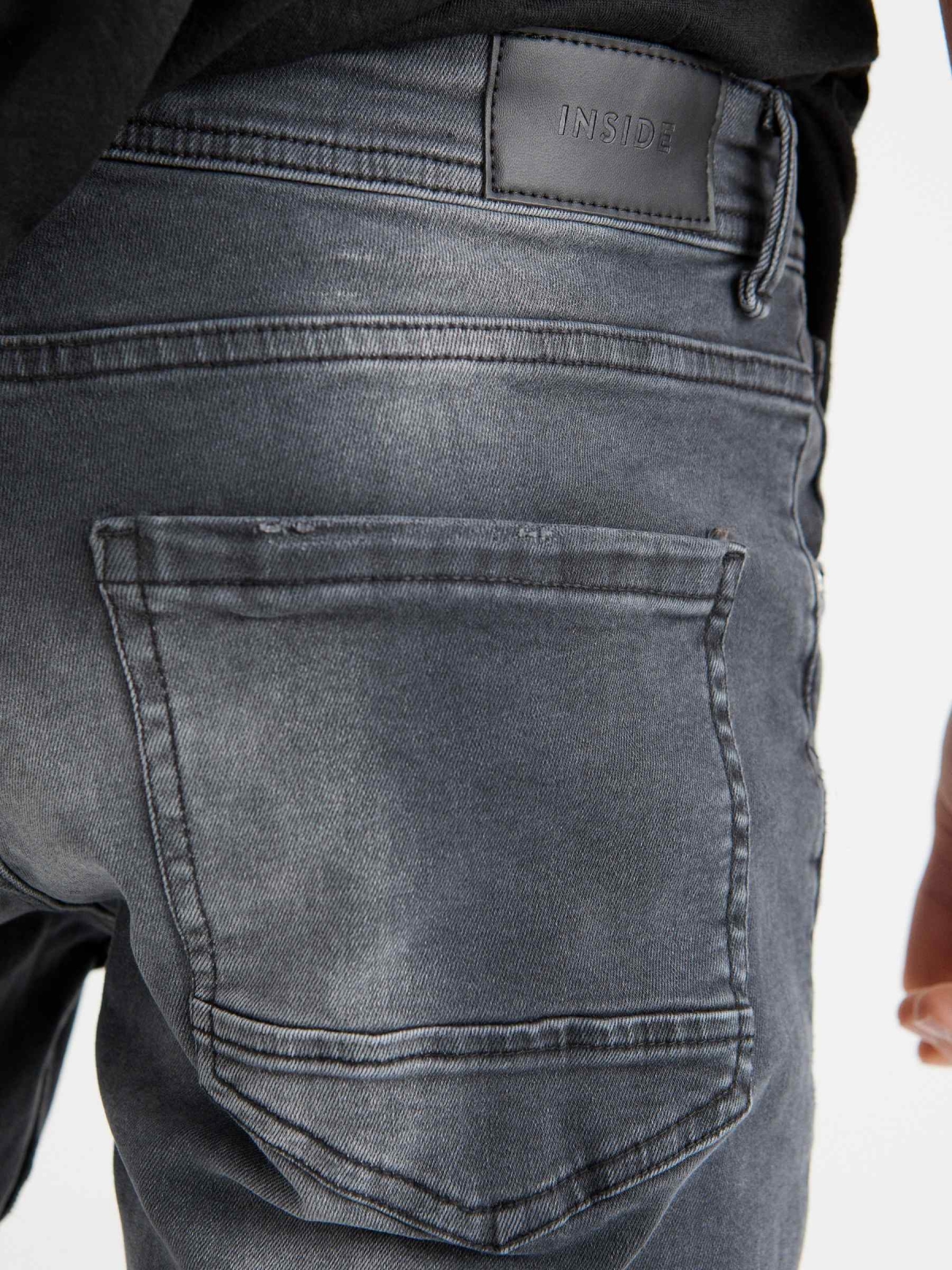 Jeans slim cinza lavada e rasgada cinza escuro vista detalhe