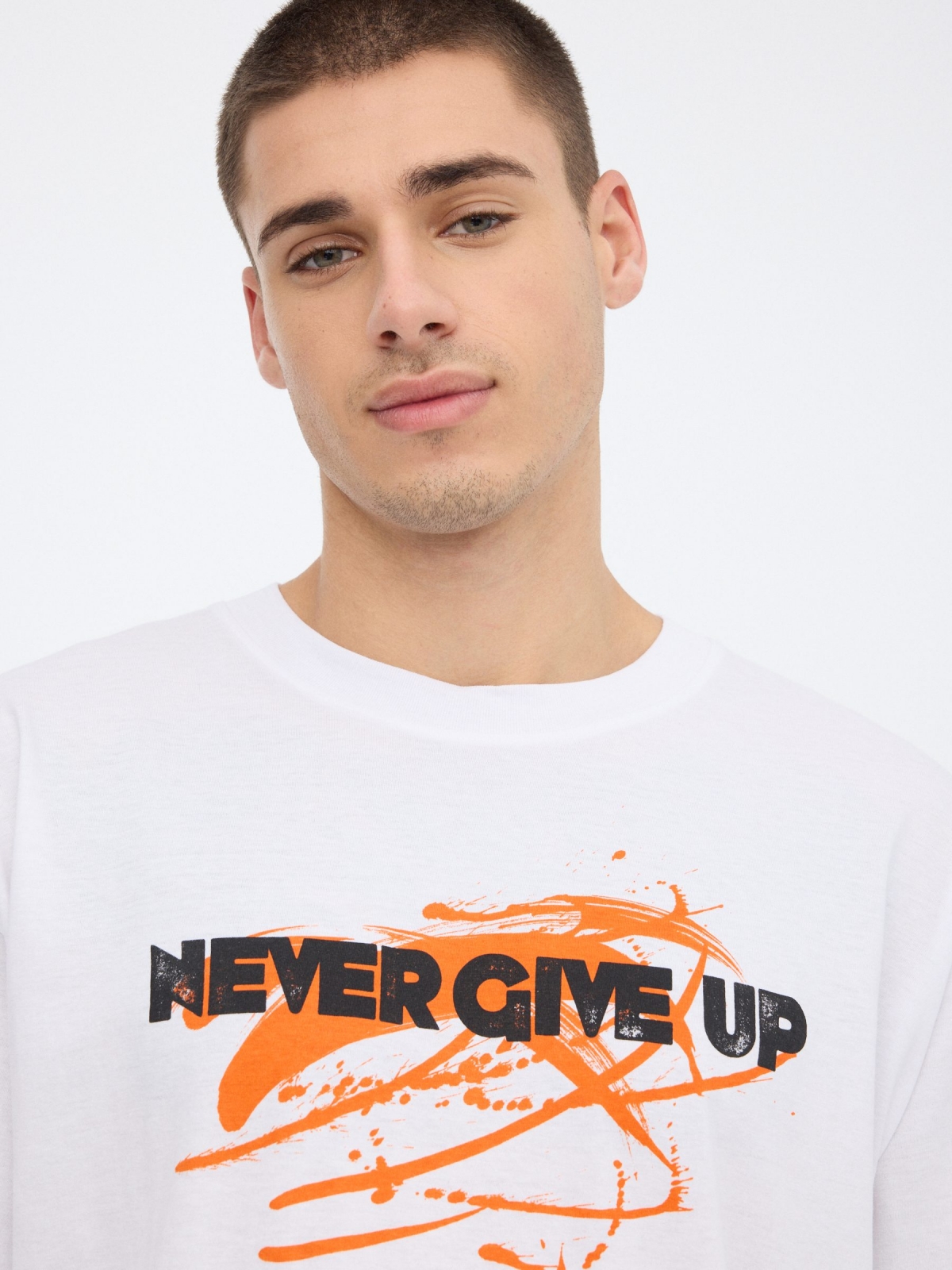 Never GiveUP T-shirt branco vista detalhe