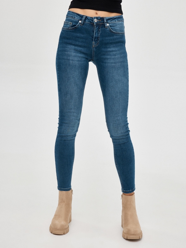 Jeans skinny tiro medio azul vista media trasera