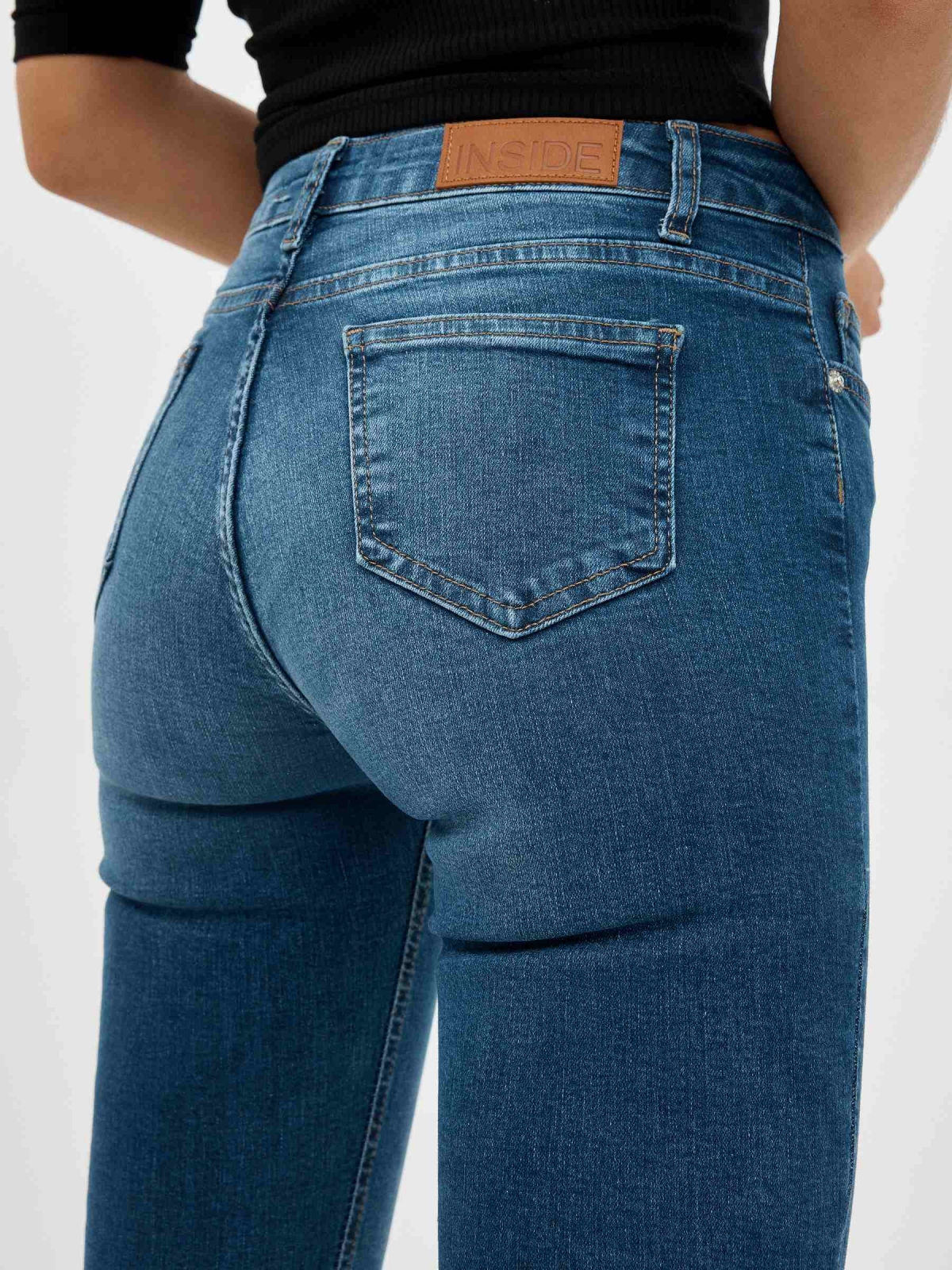 Jeans skinny tiro medio azul vista detalle