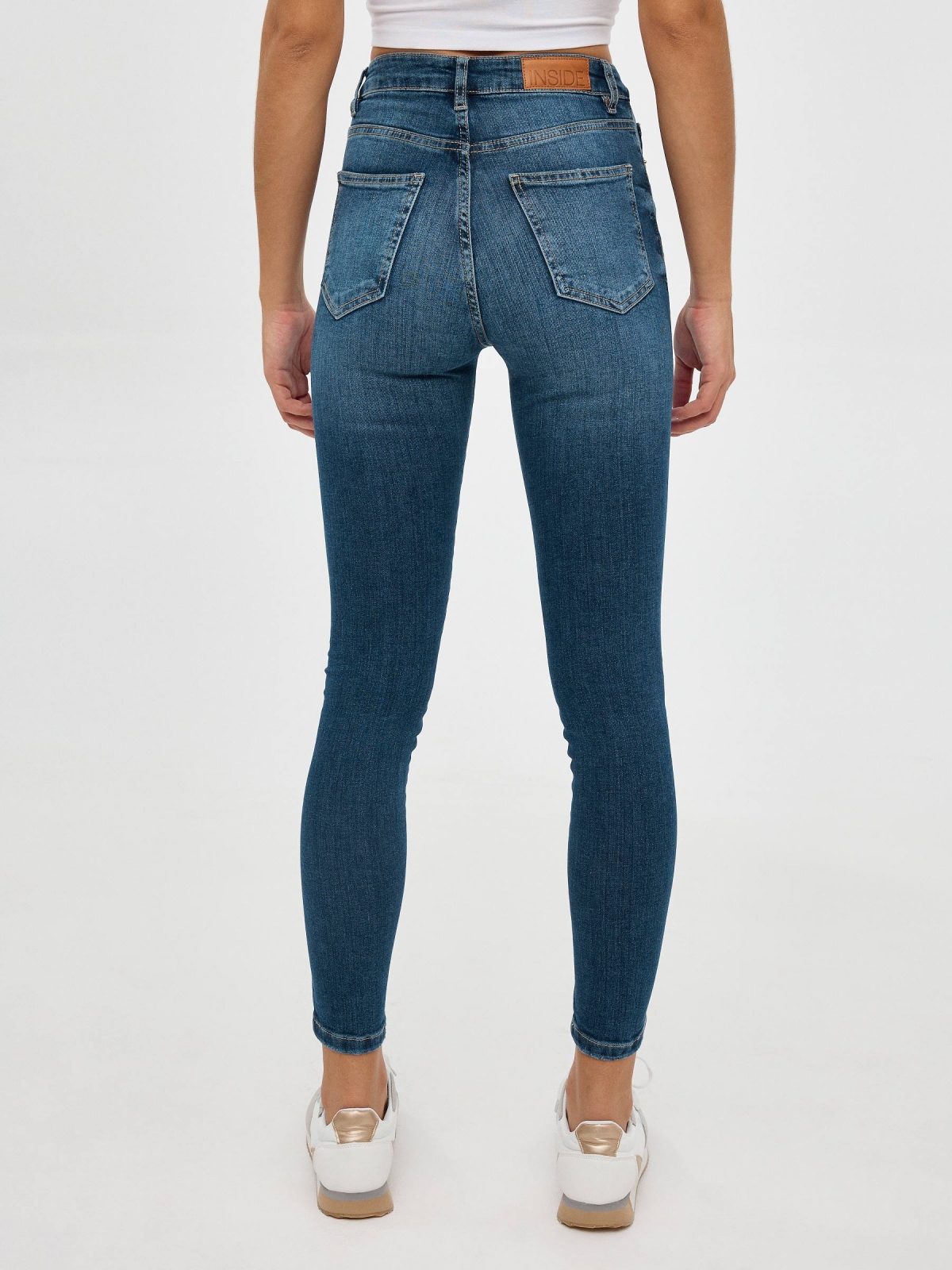 Jeans skinny tiro alto azul vista media trasera