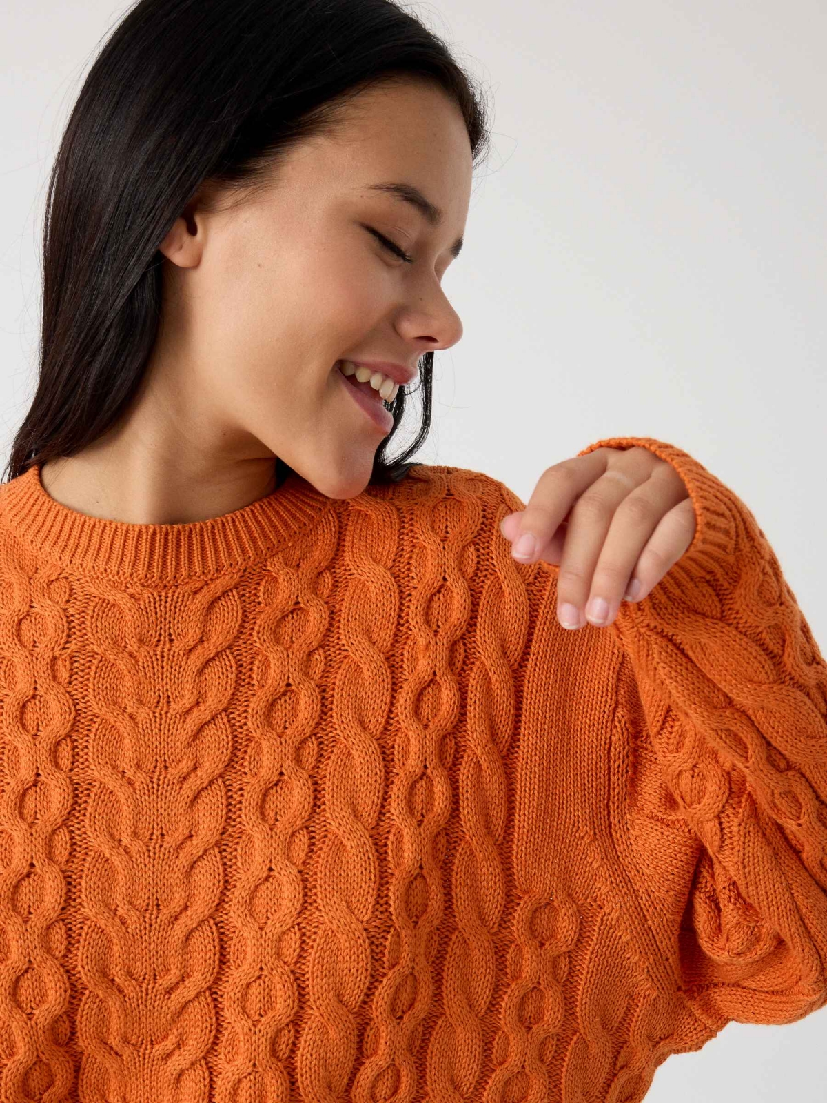 Round neck sweater orange detail view