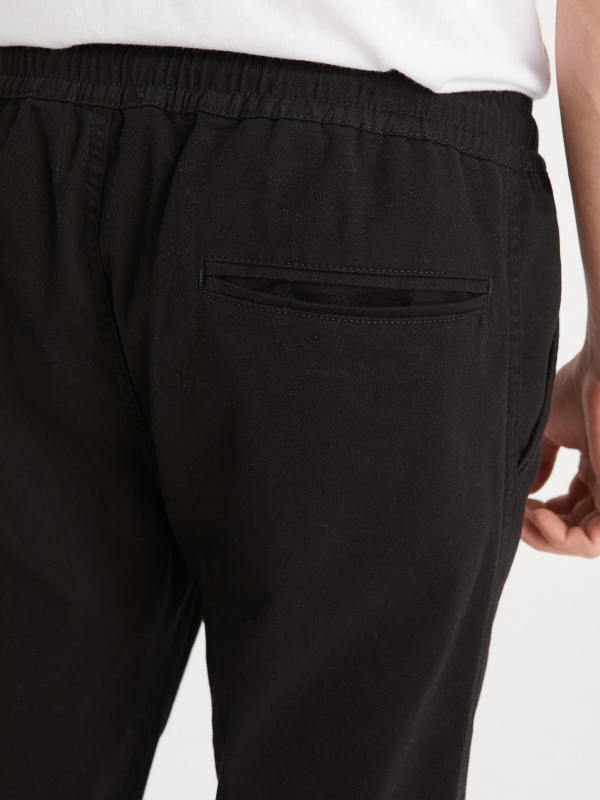 Joggers com costuras preto vista detalhe