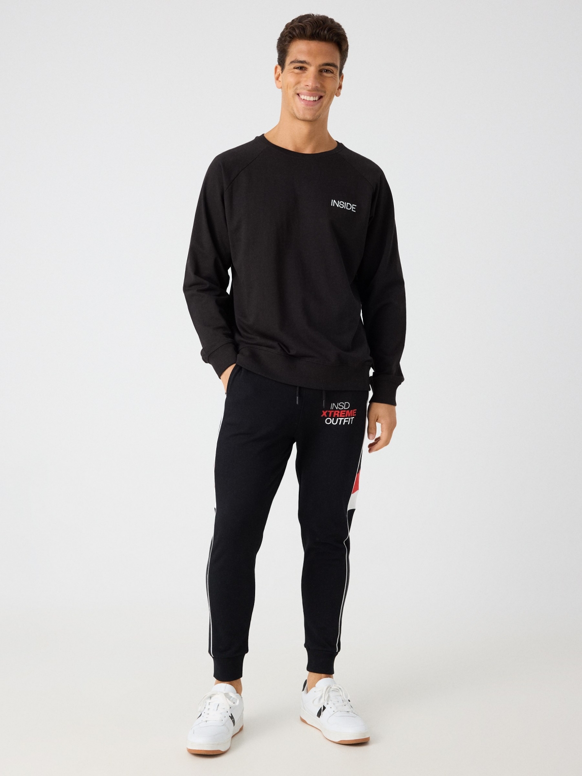 Calça jogger detalhes combinados preto vista geral frontal