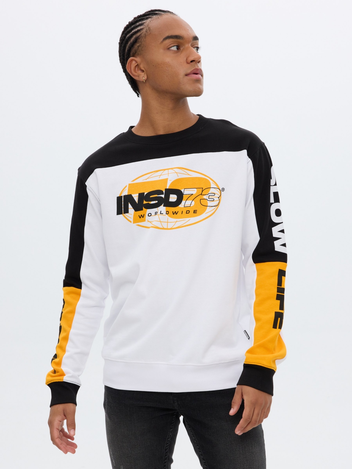 Sweatshirt desportiva branco vista meia frontal