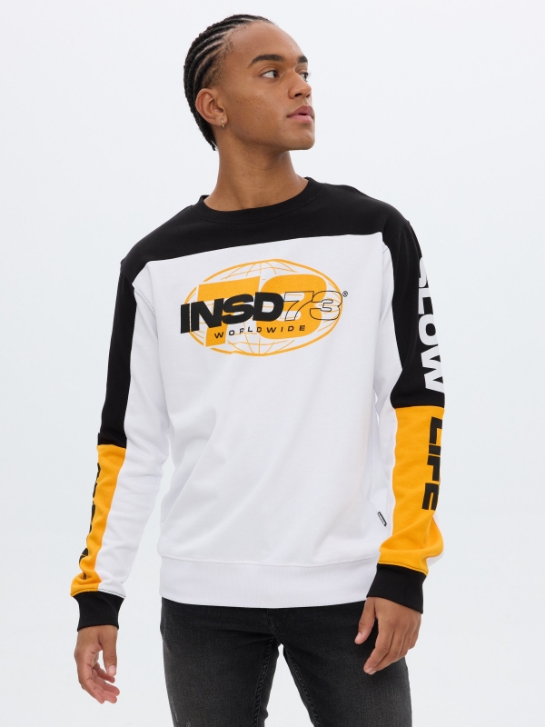 Sweatshirt desportiva branco vista meia frontal