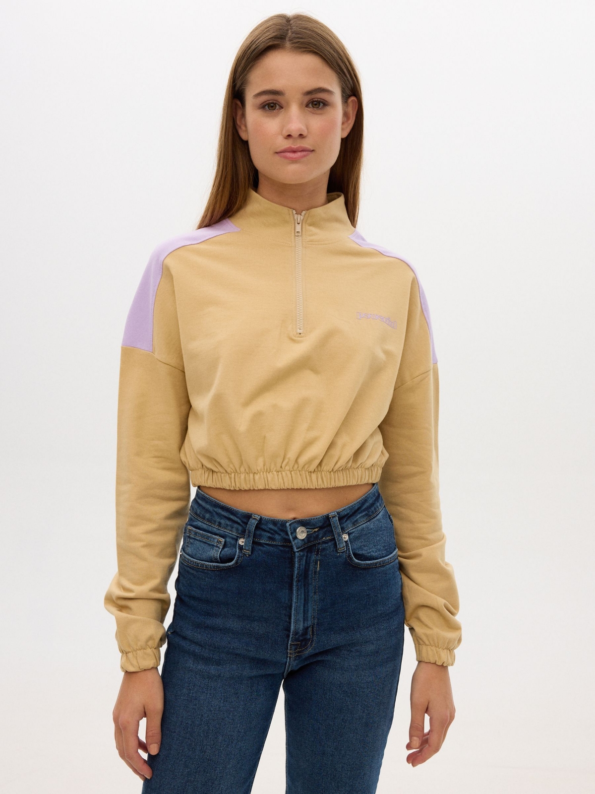 Sweatshirt cropped com fecho de correr marrom terra vista meia frontal