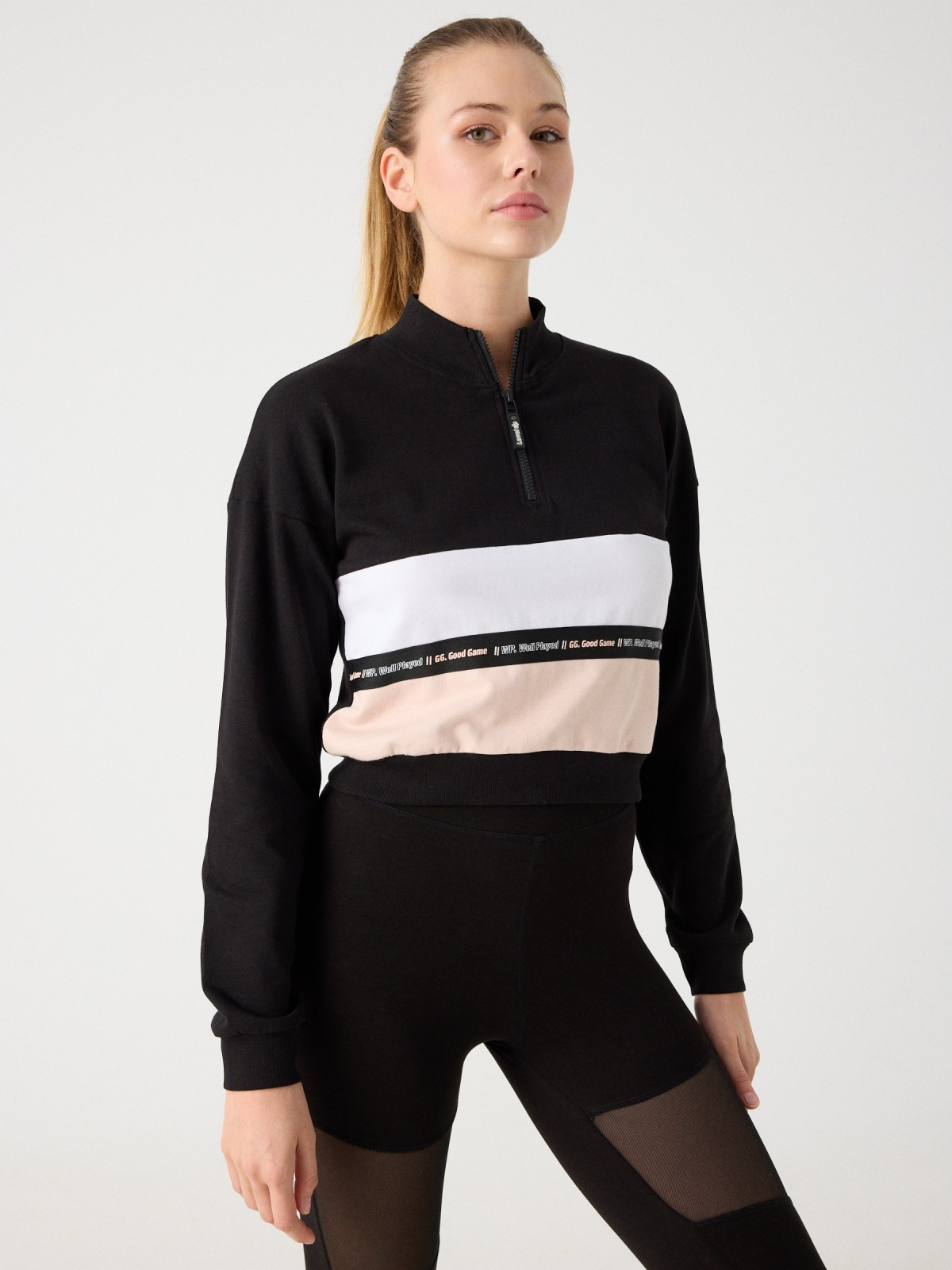 Sweatshirt cropped com fecho de correr preto vista meia frontal