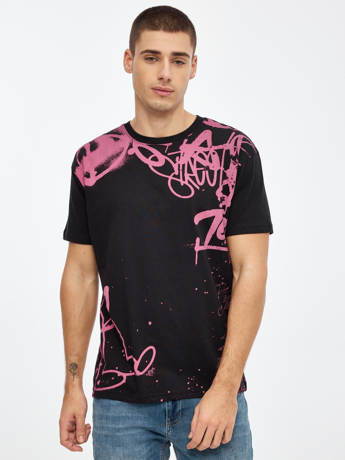 Camiseta estampado graffiti negro vista media frontal