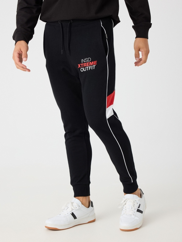 Calça jogger detalhes combinados preto vista meia frontal