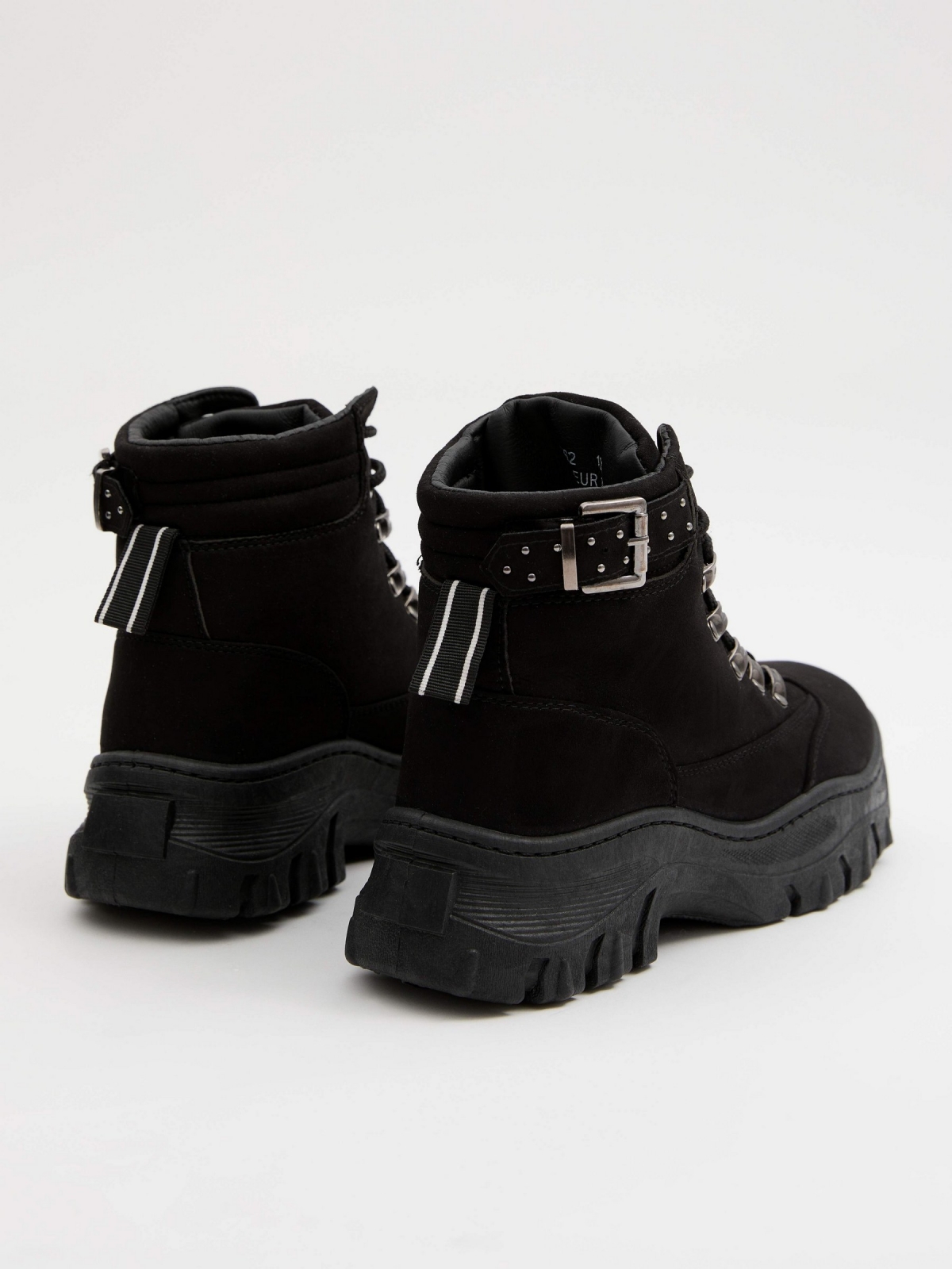 Bota plataforma de moda casual preto vista traseira 45º