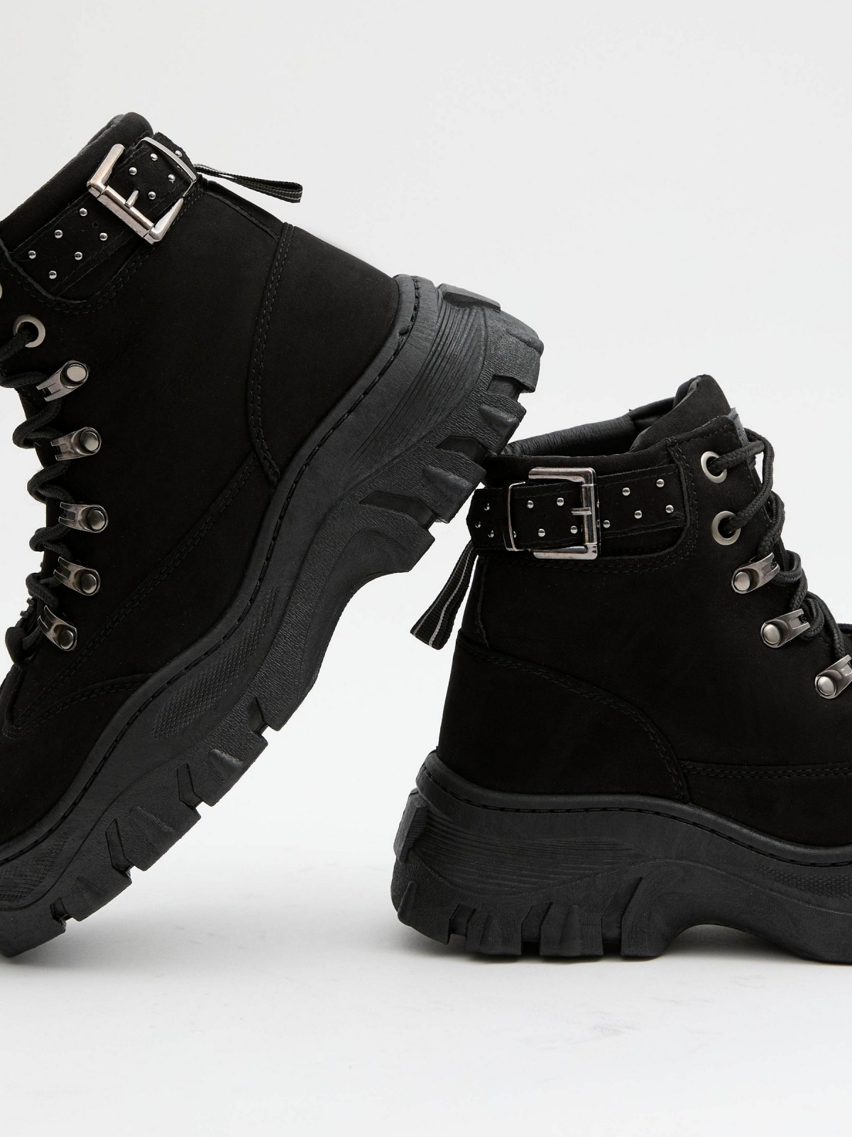 Bota plataforma moda casual negro vista detalle