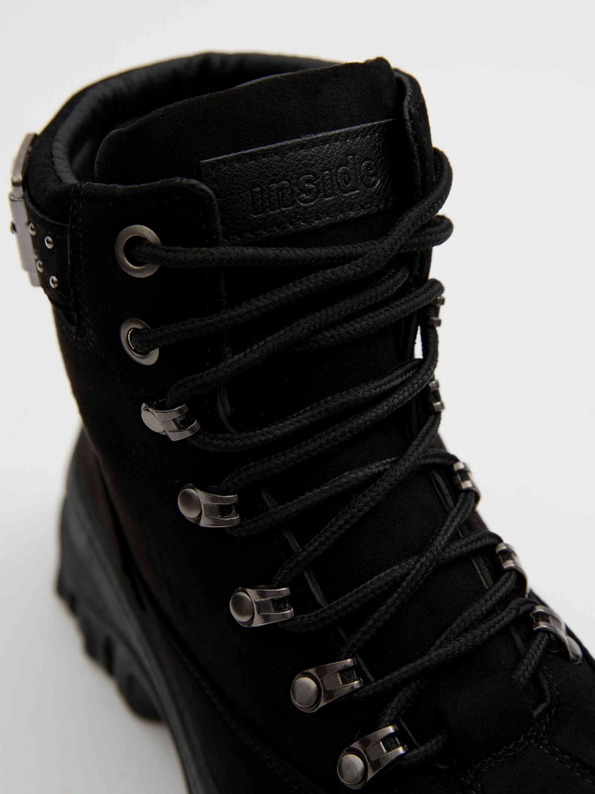 Bota plataforma de moda casual preto vista detalhe