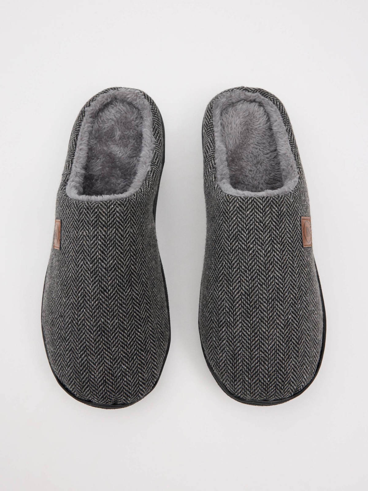 Pantufas de casa forradas de pele cinza escuro primeiro plano