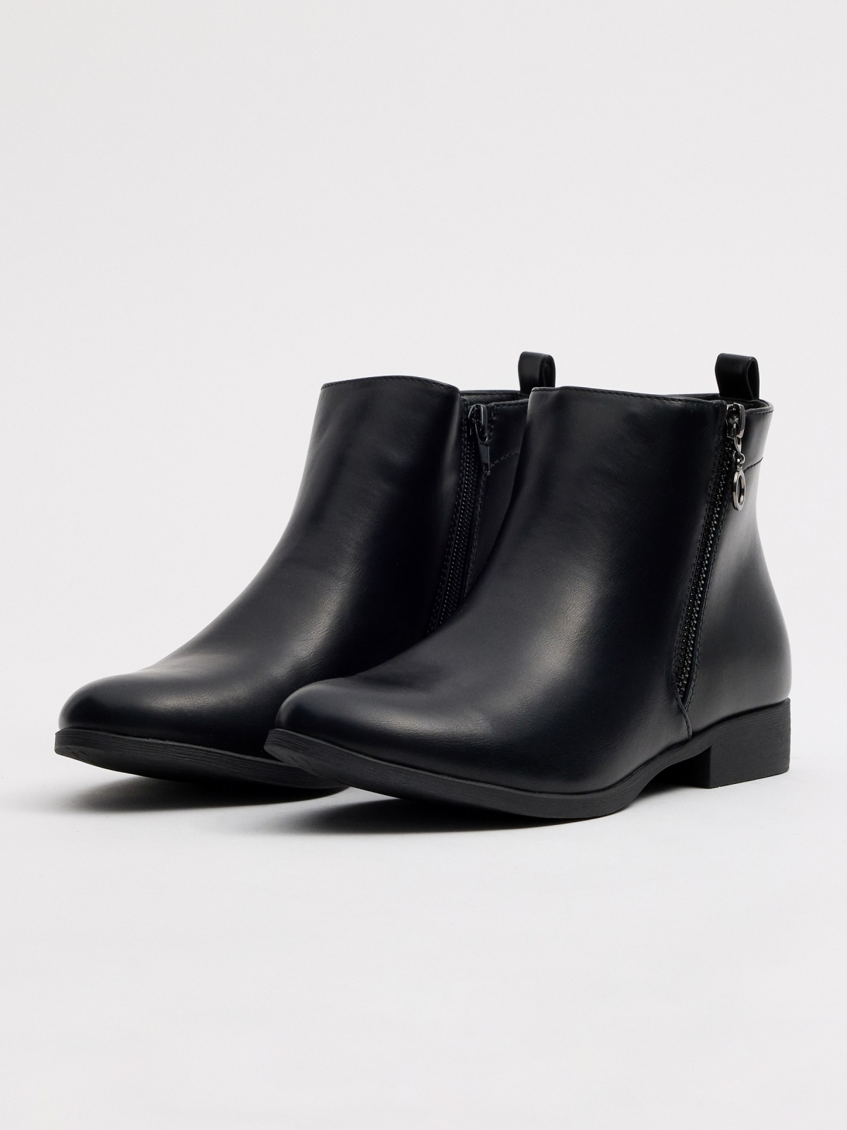 Zipper ankle boots 45º front view