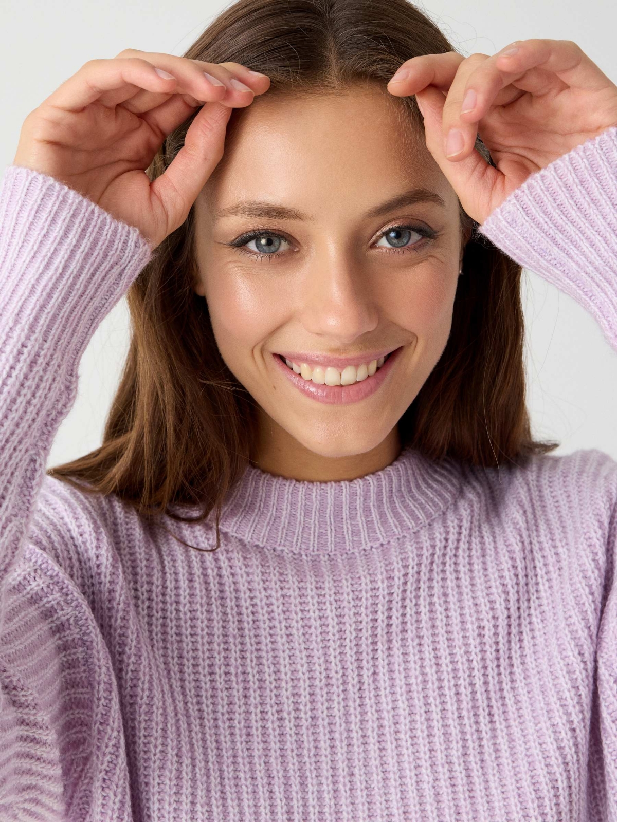 Sweater round neck lilac detail view