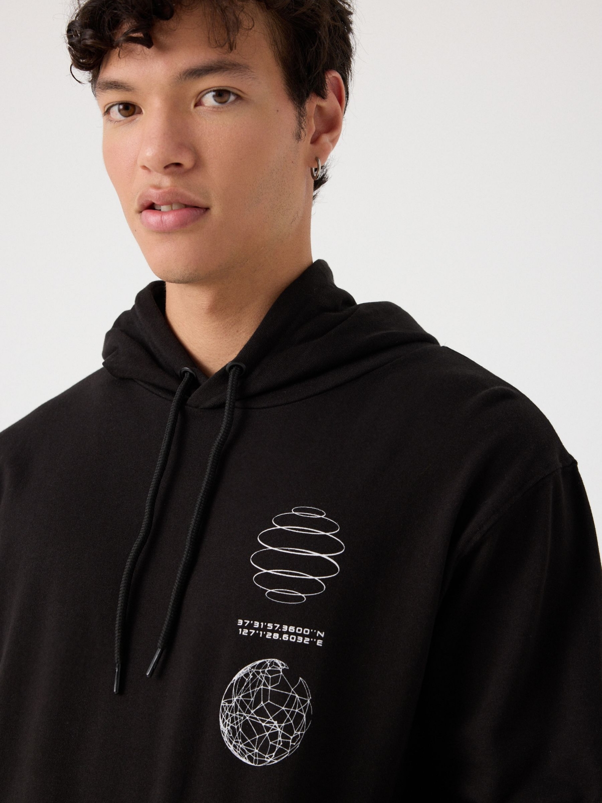 Hoodie preta com bolso preto vista detalhe