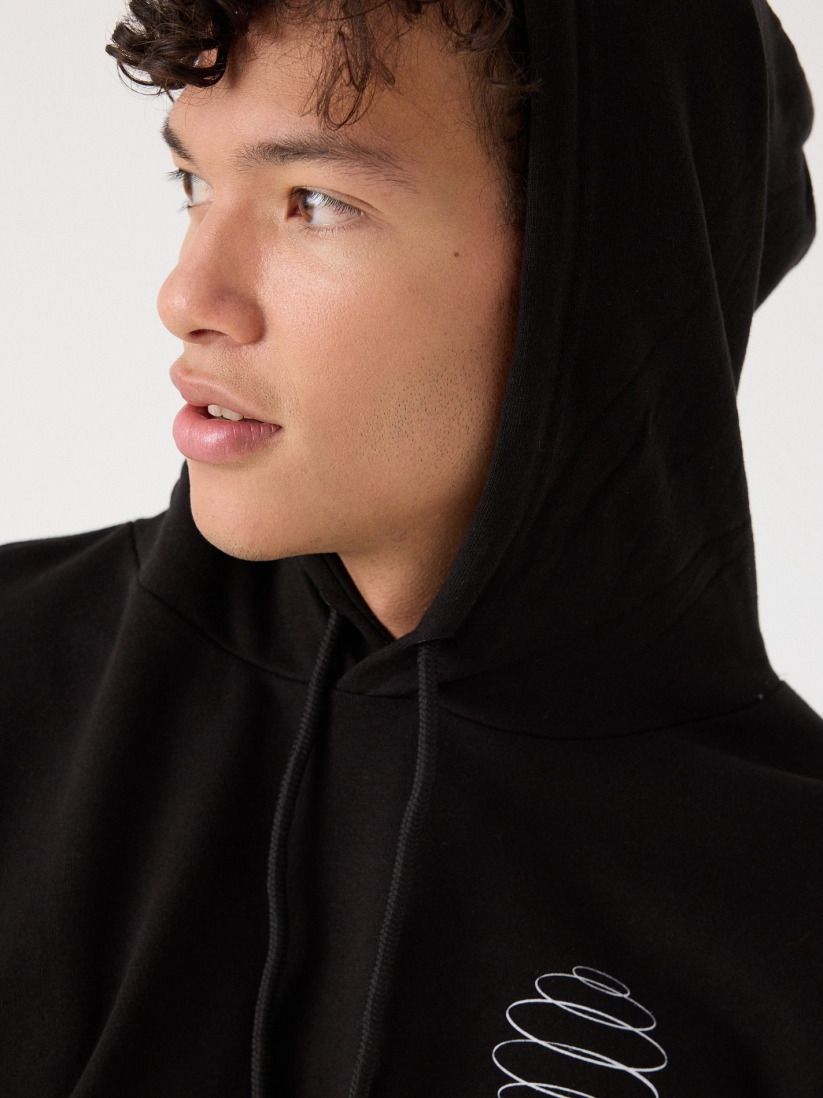 Hoodie preta com bolso preto vista detalhe