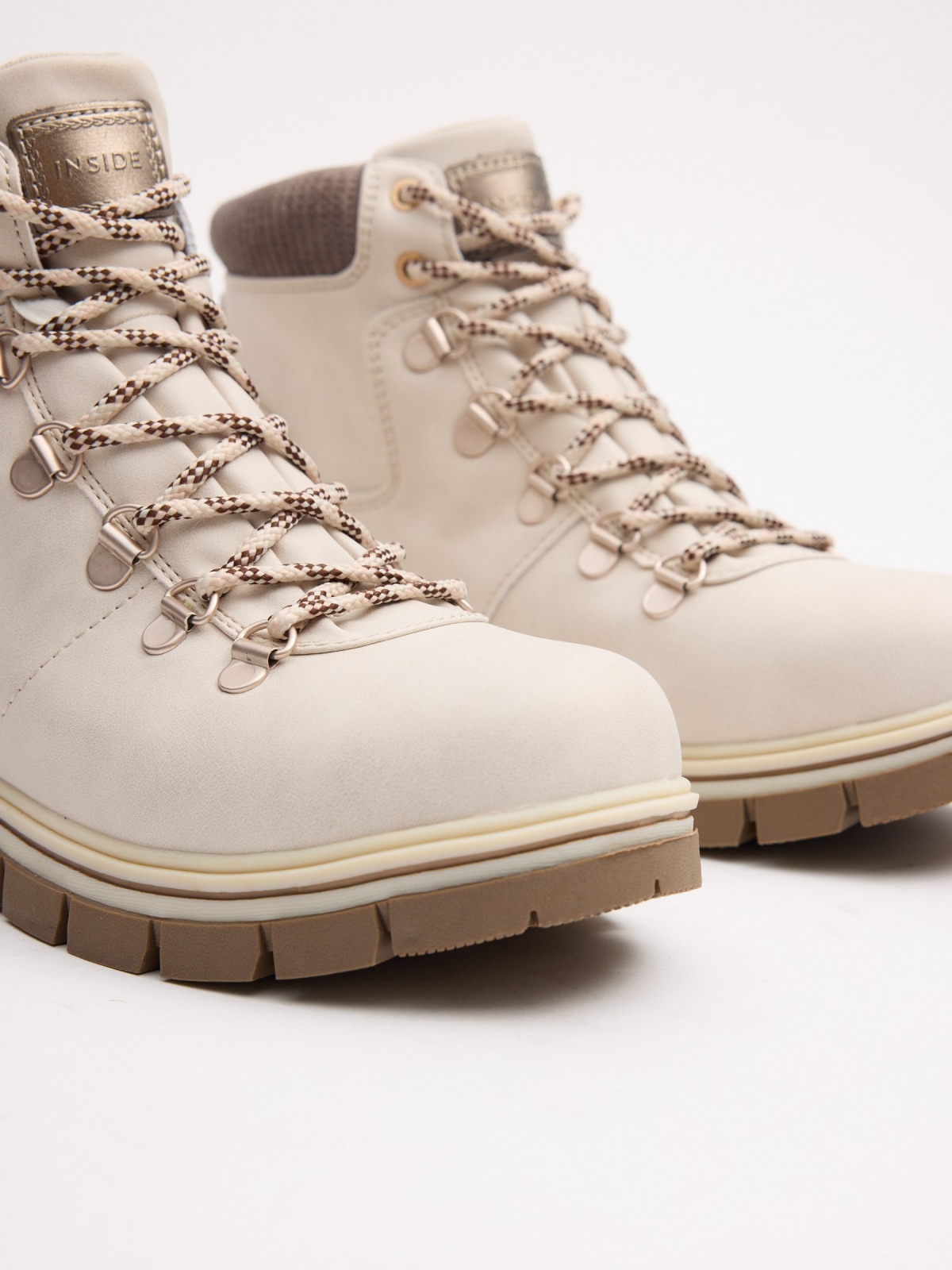 Bota estilo montaña beige beige vista detalle