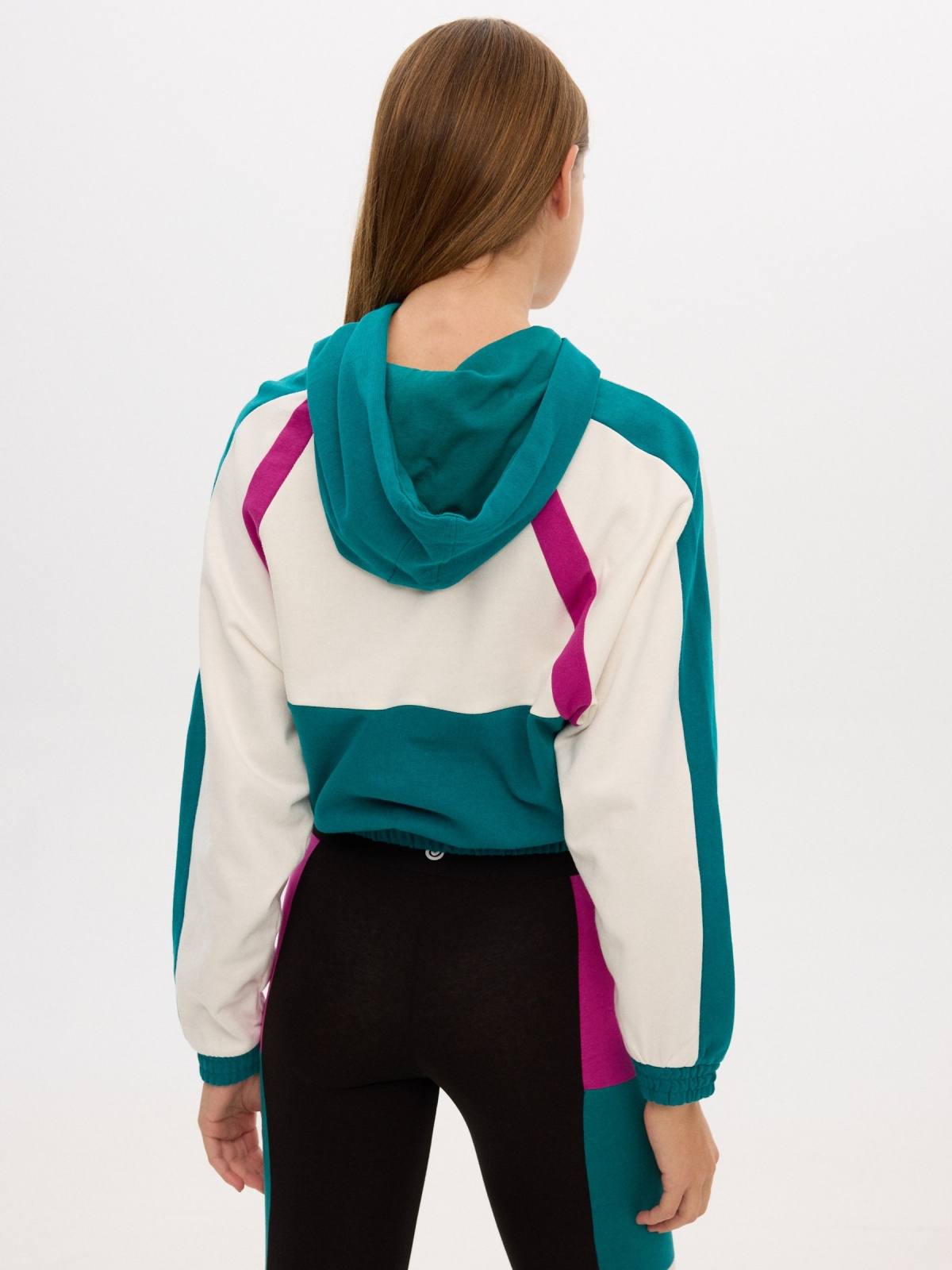 Sudadera color block verde vista media trasera