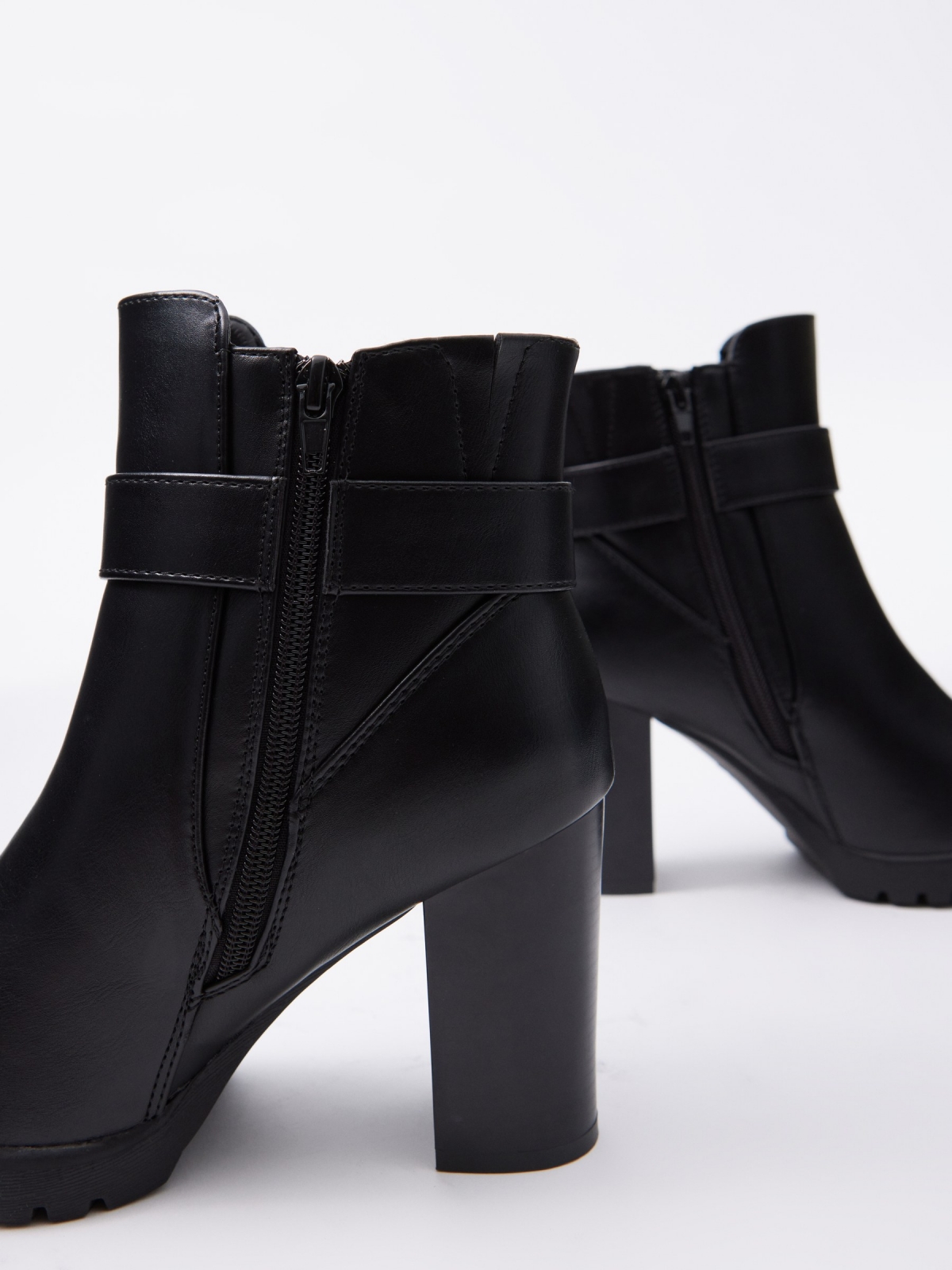 Botins preto efeito couro com fivela preto vista detalhe