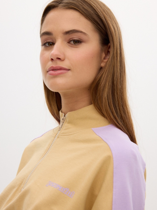 Sweatshirt cropped com fecho de correr marrom terra vista detalhe