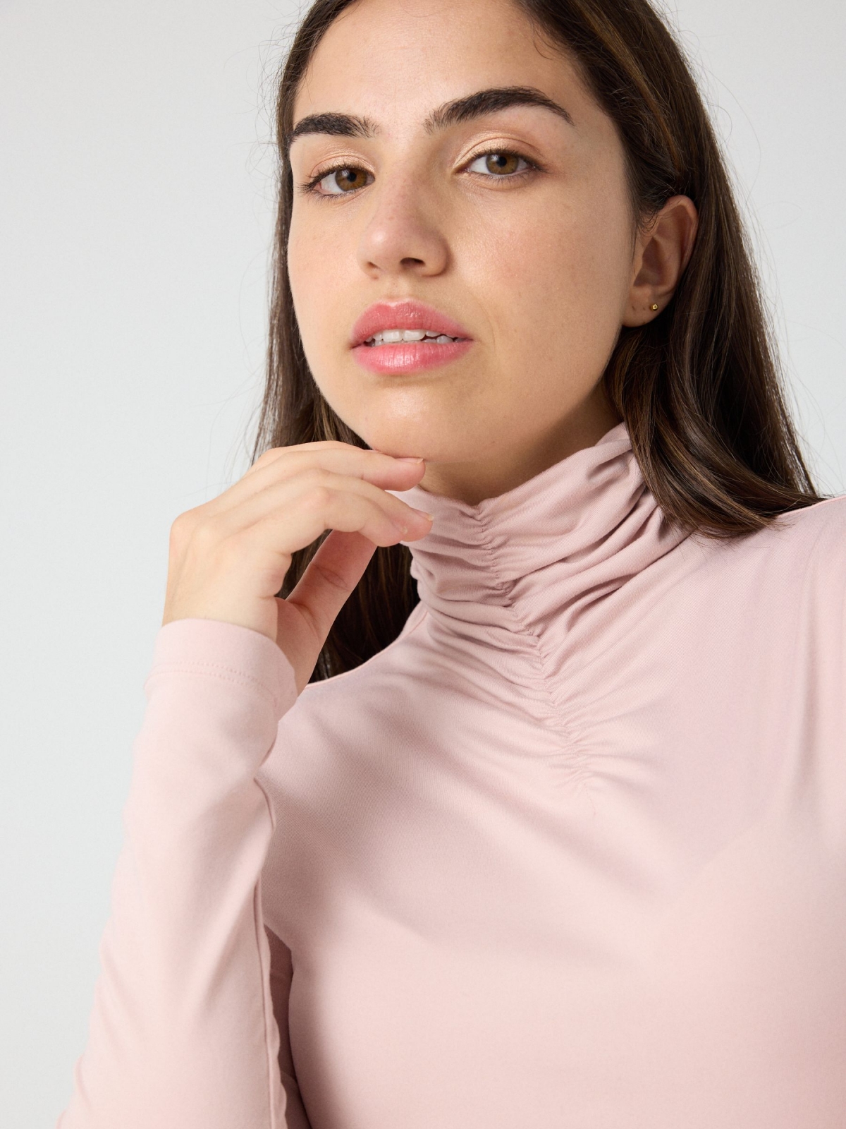 Pink turtleneck t-shirt light pink detail view