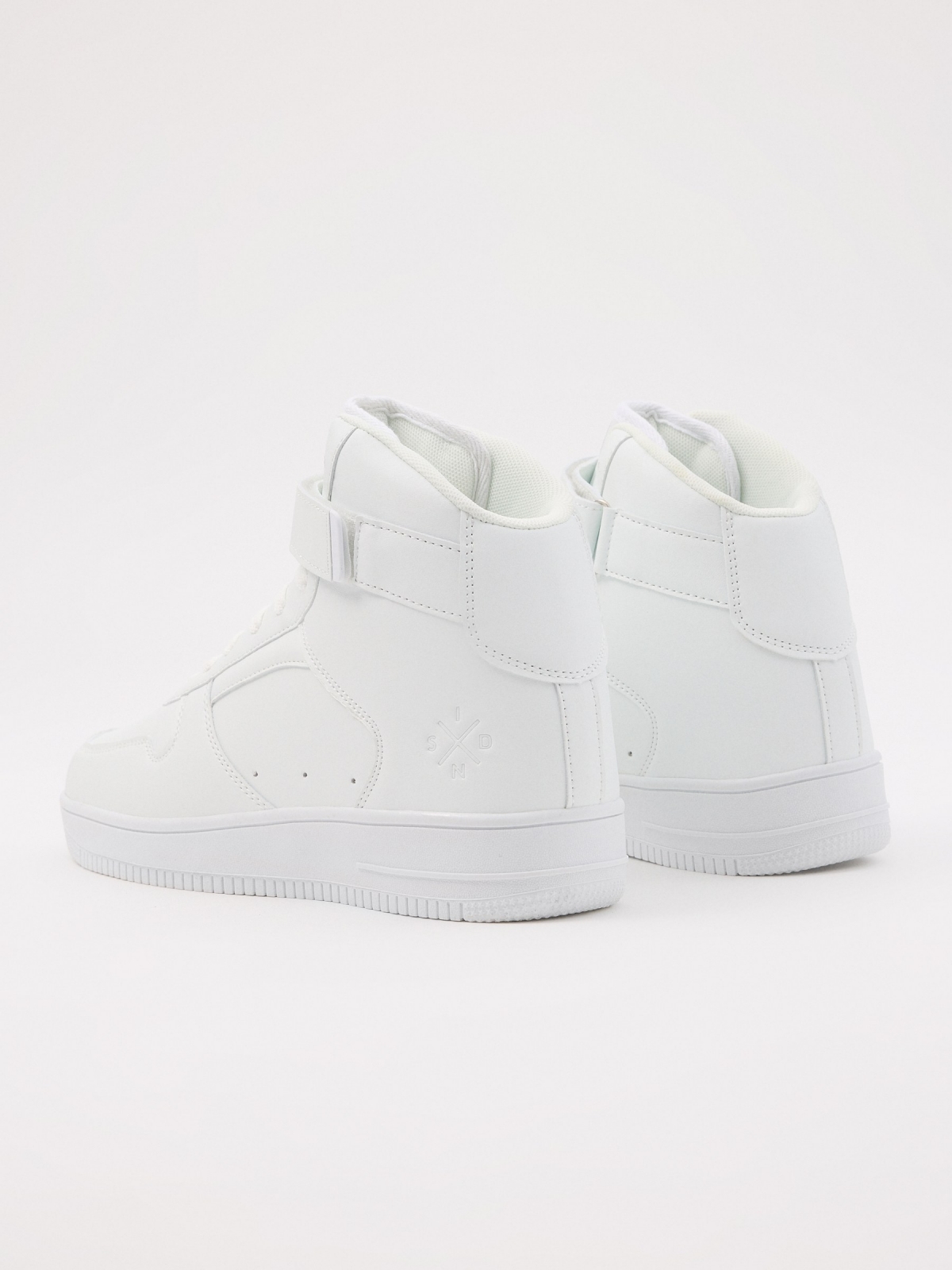 Basic sports boot white 45º back view