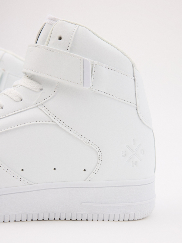 Basic sports boot white detail view