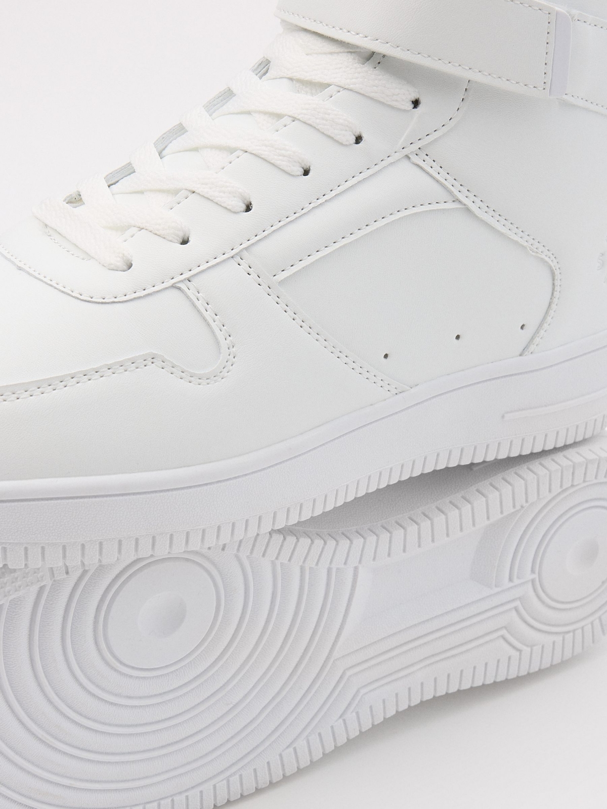 Basic sports boot white detail view