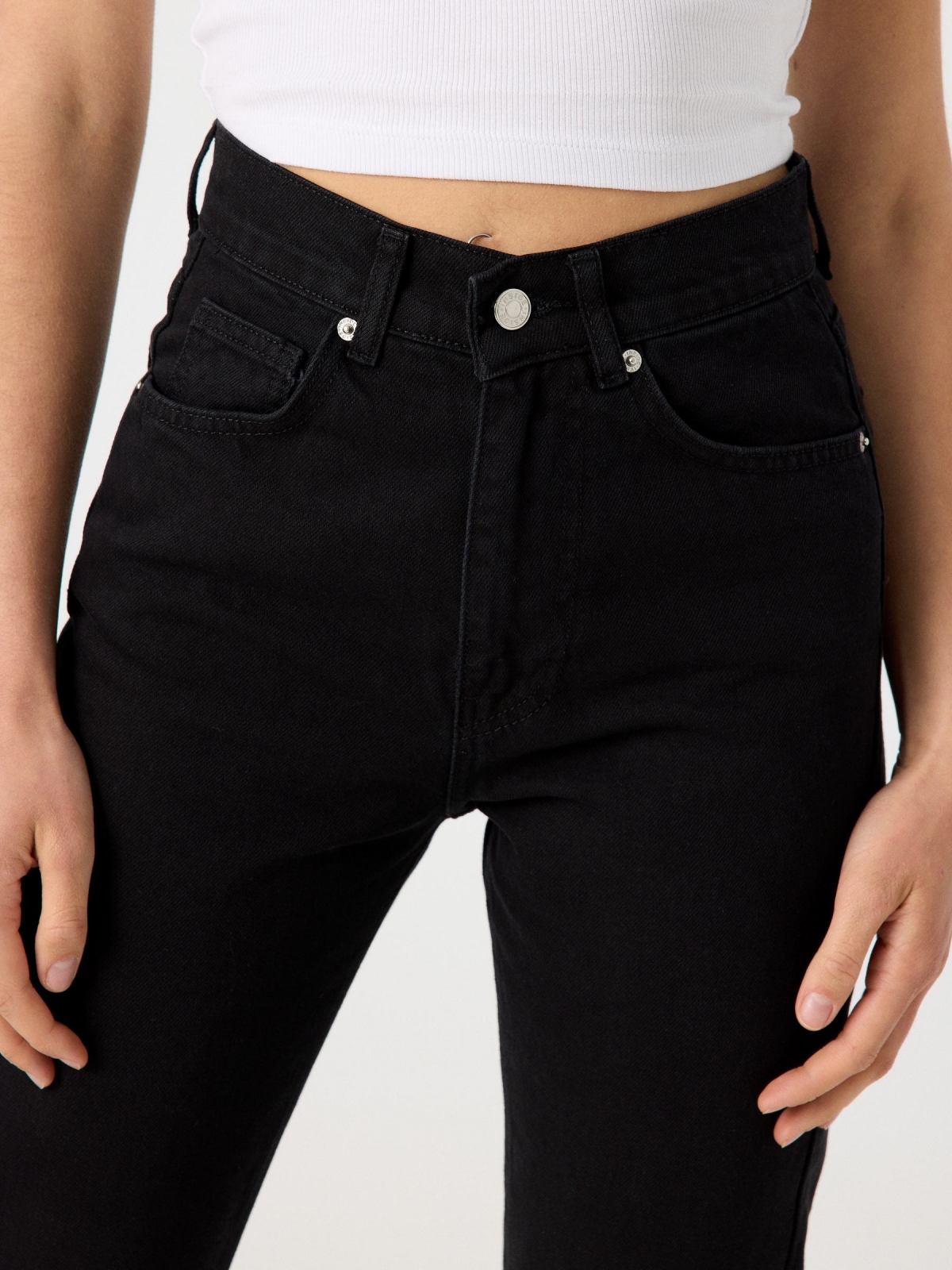 Jeans preto mom fit preto vista detalhe