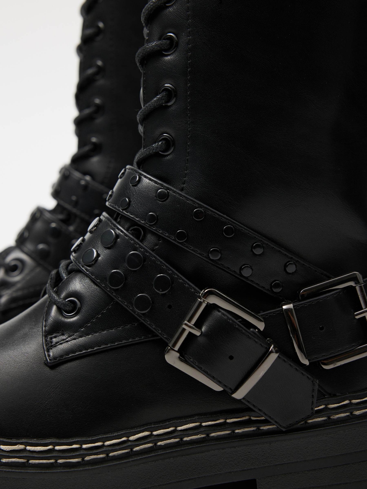 Botins com tiras cravejadas preto vista detalhe