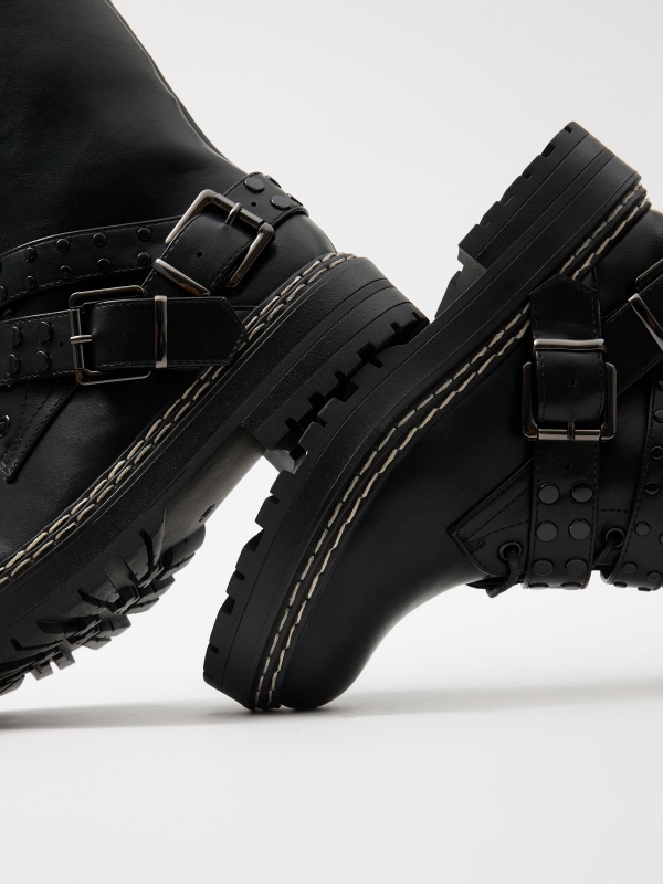 Botins com tiras cravejadas preto vista detalhe