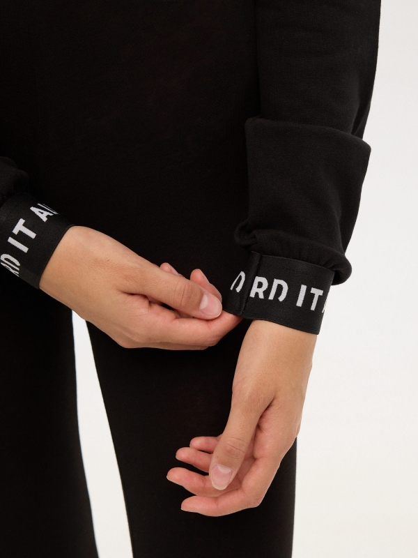 Sudadera crop  Burn It All negro vista detalle