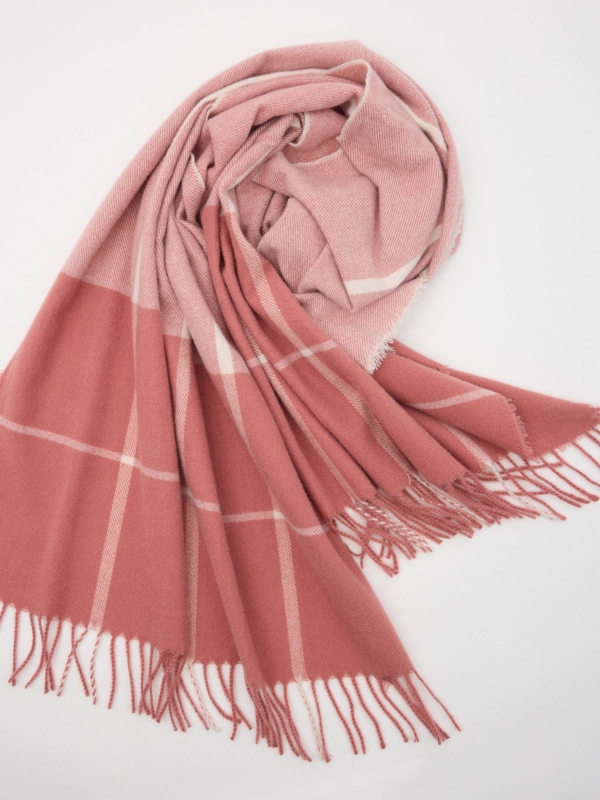 Scarf with white line pink with a model