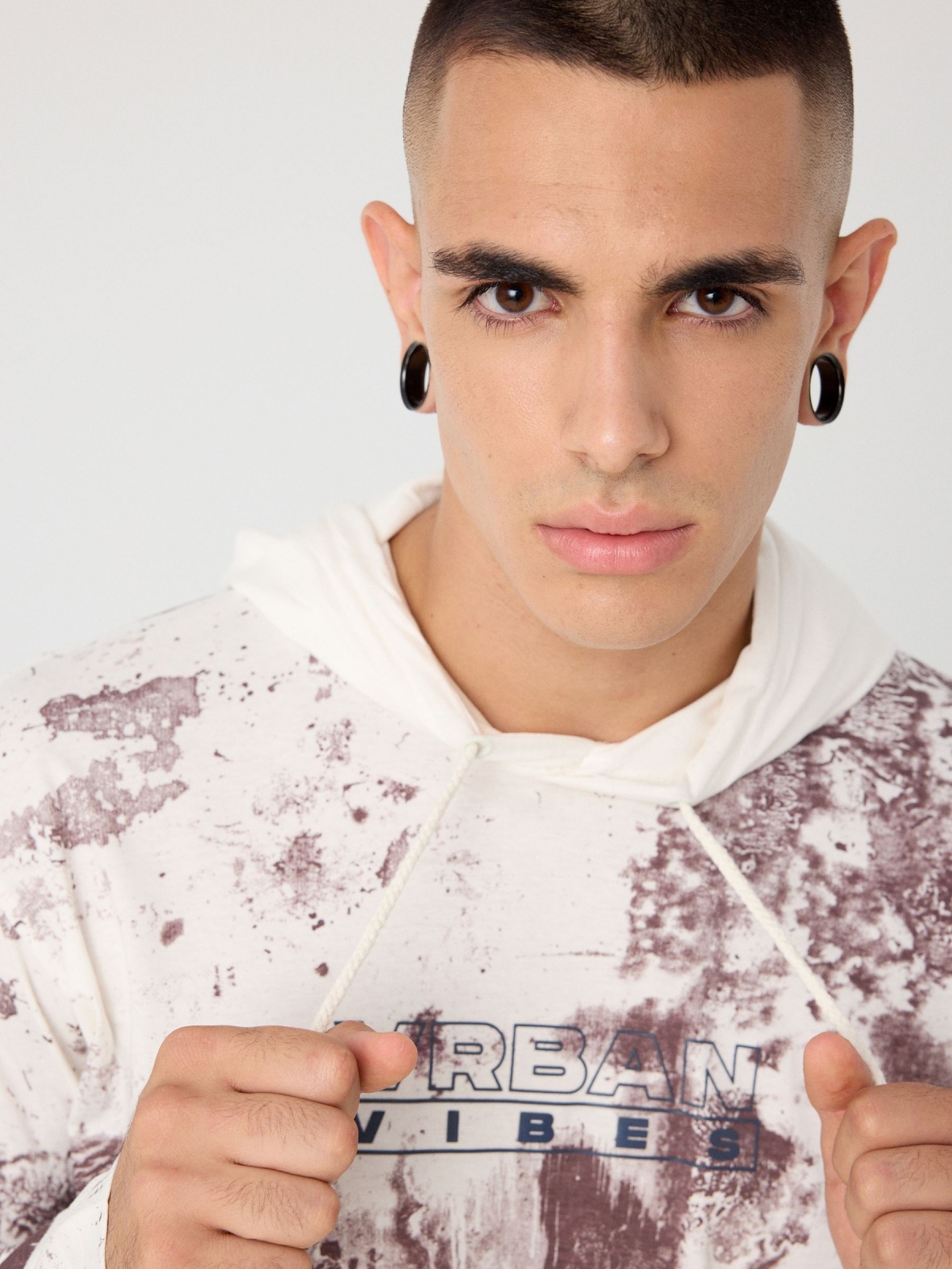 T-shirt estampada com capuz ajustável branco vista detalhe