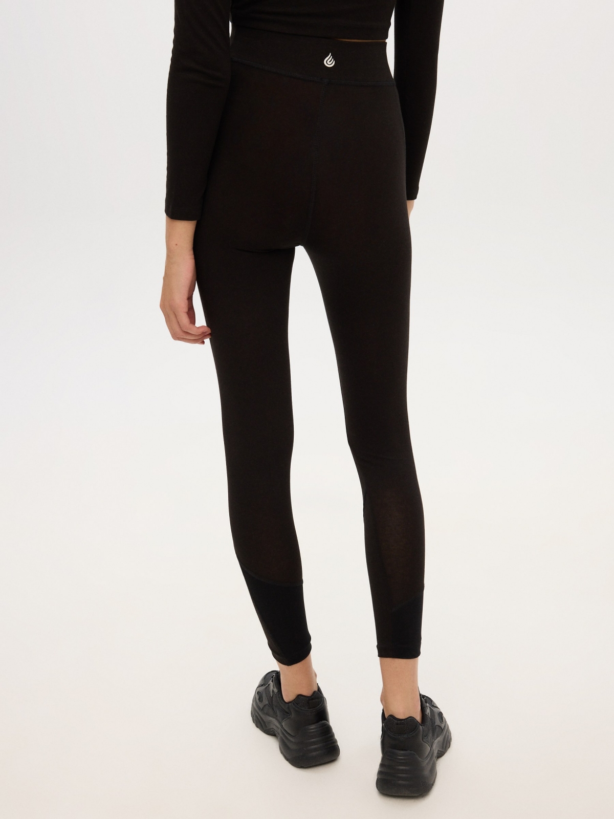 Leggings detalles mesh negro vista media trasera