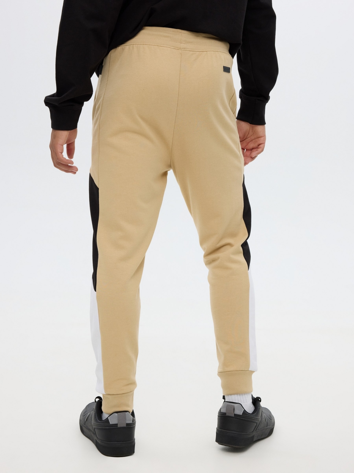 Pantalon jogger arena vista media trasera