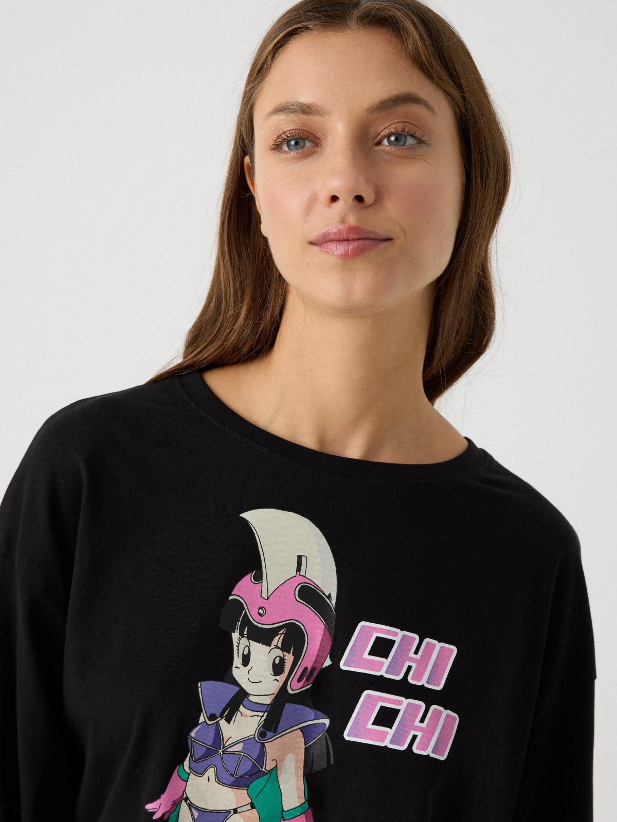 T-shirt crop Dragon Ball preto vista detalhe