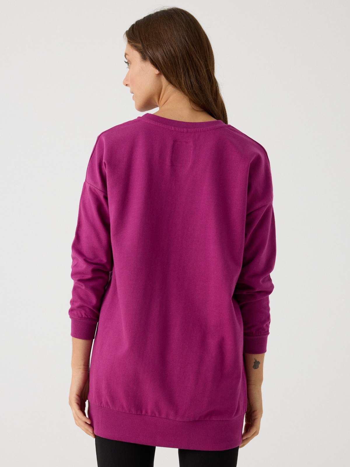 Sweatshirt oversized vestido fúcsia vista meia traseira